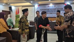 Bupati-Ponorogo-Kang-Giri-saat-menggunakan-udeng-Bali.jpg