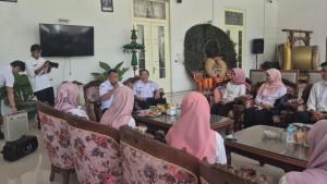 Bupati-Ponorogo-Sugiri-Sancoko-saat-menerima-Kepala-dan-Guru-Sekolah-Rakyat.jpg