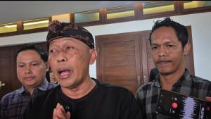 Bupati-Ponorogo-Sugiri-Sancoko-saat-menjelaskan-tentang-baju-khas-untuk-siswa-siswi.jpg