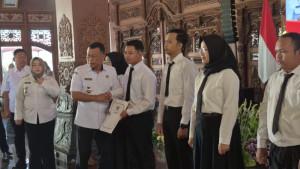 Bupati-Ponorogo-Sugiri-Sancoko-saat-menyerahkan-SK-PPPK.jpg