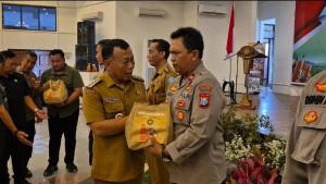 Bupati-Ponorogo-Sugiri-Sancoko-saat-menyerahkan-bantuan-bibit-Jagung-Bhayangkara.jpg