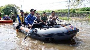 Bupati-Sidoarjo-Subandi-dan-sejumlah-pejabat-saat-sidak-lokasi-banjir.jpg