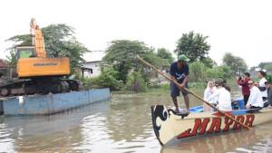 Bupati-Sidoarjo-Subandi-saat-memantau-progres-normalisasi-sungai-dengan-naik-perahu.jpg