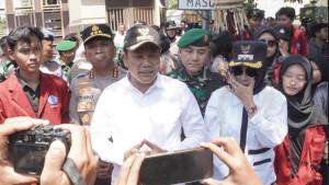 Bupati-Sidoarjo-Subandi-saat-menemui-mahasiswa-yang-menggelar-aksi-di-Polresta-Sidoarjo.jpg