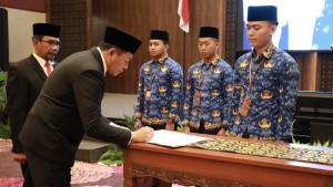 Bupati-Sidoarjo-Subandi-saat-menyerahkan-SK-pengangkatan-terhadap-324-pppk.jpg
