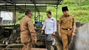 Bupati-Trenggalek-Mochamad-Nur-Arifin-berpeci-mengajak-Rektor-Universitas-Brawijaya.jpg