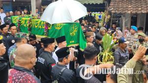 Bupati-Trenggalek-Mochamad-Nur-Arifin-ikut-memberangkatkan-jenazah-Jainal-Fanani.jpg