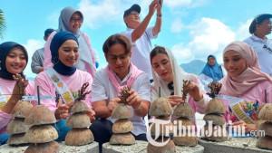 Bupati-Trenggalek-Mochamad-Nur-Arifin-mas-ipin-menempelkan-bibit-karang.jpg