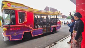 Bupati-Trenggalek-Mochamad-Nur-Arifin-memberangkatkan-Attractive-Tour-Bus-dari-GOR-Gajah-Putih.jpg