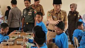 Bupati-Trenggalek-Mochamad-Nur-Arifin-meninjau-Makan-Bergizi-Gratis-MBG.jpg