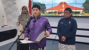 Bupati-Trenggalek-Mochamad-Nur-Arifin-saat-konferensi-pers-di-Trenggalek.jpg