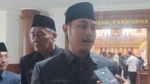 Bupati-Tuban-Aditya-Halindra-Faridzky-saat-memberikan-keterangan-kepada-wartawan.jpg