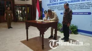 Bupati-Tulungagung-Gatut-Sunu-Wibowo-menandatangani-naskah-kerja-sama-dengan-unair.jpg