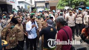 Bupati-Tulungagung-Gatut-Sunu-Wibowo-menemui-massa-Pejuang-Gayatri.jpg