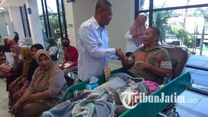 Bupati-Tulungagung-Gatut-Sunu-Wibowo-menyapa-pasien-yang-berobat-di-gedung-baru.jpg