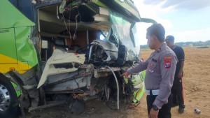 Bus-Gunung-Harta-ringsek-di-bagian-depan-usai-mengalami-kecelakaan-dengan-dump-truk-di-sampang.jpg