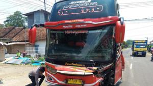 Bus-pariwisata-dan-mobil-Toyota-Yaris-terlibat-kecelakaan-di-Jombang-2025.jpg