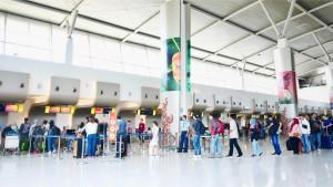 Calon-penumpang-antre-di-area-check-in-Bandara-Internasional-Juanda.jpg