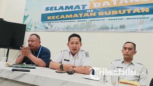 Camat-Bubutan-Ferdhie-Ardiansyah-memberikan-penjelasan-soal-penembokan-jalan-di-surabaya.jpg
