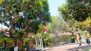 Damkar-Bondowoso-saat-melakukan-penyemprotan-di-beberapa-pohon.jpg