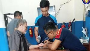 Damkar-Kabupaten-Kediri-menolong-warga-yang-panik-karena-jarinya-terjepit-cincin.jpg
