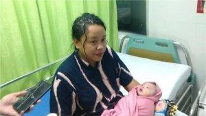 Della-saat-Menggendong-Bayi-Kecilnya-Setelah-Melahirkan-di-Tanggal-17-Agustus.jpg