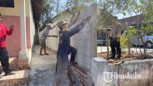 Detik-detik-Perobohan-Tembok-Kini-Ada-Akses-Jalan-Memadai-Sunarto-Lega.jpg