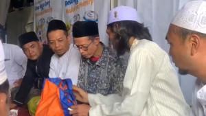 Dewan-Pengasuh-Pesantren-Al-Khoziny-saat-memberikan-santunan.jpg