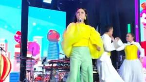 Dewi-Perssik-lemas-usai-menyanyi-5-lagu-non-stop.jpg