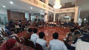 Dialog-terbuka-antara-unsur-mahasiswa-yang-tergabung-dalam-Cipayung-Plus-dengan-anggota-DPRD.jpg
