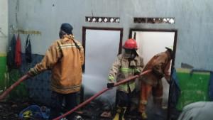 Diduga-akibat-hubungan-arus-pendek-listrik-sebuah-rumah-di-Dusun-Semampir-terbakar.jpg