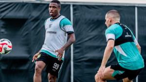 Diego-Mauricio-striker-asing-Persebaya-Surabaya-menjalani-sesi-latihan-tim-di-Lapangan-ABC-surabaya.jpg