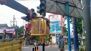 Dinas-Perhubungan-Dishub-Kabupaten-Kediri-mulai-melakukan-perbaikan-traffic-light-di-area-Pare.jpg