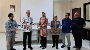 Dispendukcapil-saat-menggelar-rapat-koordinasi-terkait-percepatan.jpg
