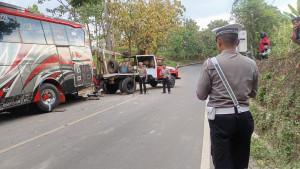 Ditlantas-Polda-Jatim-saat-melakukan-olah-TKP-di-lokasi-kecelakaan-bus-pariwisata-di-bromo.jpg