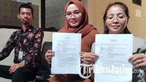Dua-korban-menunjukkan-surat-kesepakatan-damai-terkait-perkara-penipuan-lelang-arisan-online.jpg