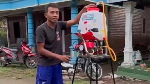 Dua-petani-gen-Z-asal-Magetan-berhasil-membuat-inovasi-alat-semprot-pestisida-sawah.jpg