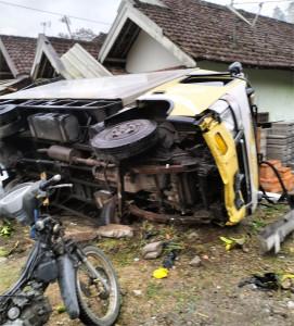 Dua-rumah-bagian-depan-dan-mobil-milik-warga-rusak-parah.jpg
