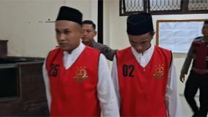 Dua-terdakwa-saat-dihadirkan-di-persidangan-agenda-tuntuta.jpg