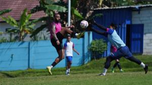 Duel-Striker-Arema-FC-Dalberto-dengan-kiper-Rans-Nusantara-FC.jpg