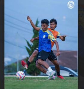 Duel-antara-Dedik-Setiawan-dan-Jayus-Hariono-dalam-sesi-latihan-di-lapangan-ARG-Soccer-Field.jpg