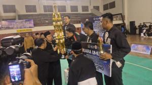 Edhie-Baskoro-Yudhoyono-saat-menyerahkan-piala-juara-umum-Kejuaraan-Pencak-Silat-PSHT.jpg