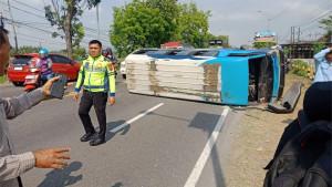 Elf-muat-rombongan-santri-di-Kabupaten-Madiun-mengalami-kecelakaan-saat-melintas-di-Jalan.jpg