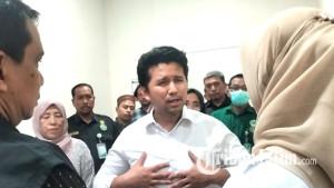 Emil-Dardak-menjelaskan-strategi-penyelamatan-korban-ambruknya-Ponpes-Al-Khoziny-Sidoarjo.jpg