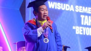 Eric-Hermawan-pria-asal-Kamal-Bangkalan-resmi-diwisuda-sebagai-Sarjana-Ilmu-Hukum.jpg