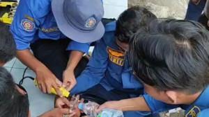 Evakuasi-Petugas-Damkar-Pos-Rengel-Tuban-saat-mengevakuasi-cincin-yang-terjepit.jpg