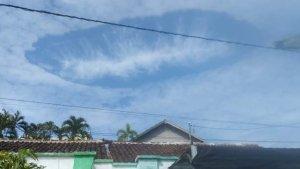 Fenomena-awan-berlubang-di-langit-Jember-Jawa-Timur-Selasa-462024.jpg