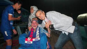 Foto-Paul-Cumming-dan-Milo-Seslija-setelah-pertandingan-Arema-FC-Paul-Anthony-Cumming-meninggal.jpg