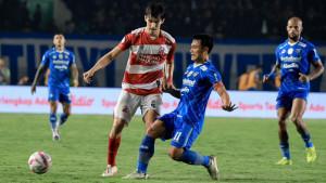 Gelandang-Madura-United-Jacob-Mahler-pada-laga-Persib-Bandung-vs-Madura-United.jpg