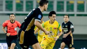 Gelandang-Persebaya-Francisco-Rivera-menguasai-bola-diadang-pemain-Dewa-United.jpg